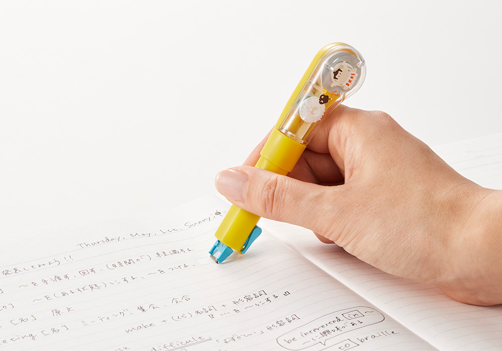 握りやすく引きやすい、スリムなペン型形状の修正テープ。