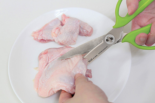 切れにくい鶏肉の皮も簡単に切れる